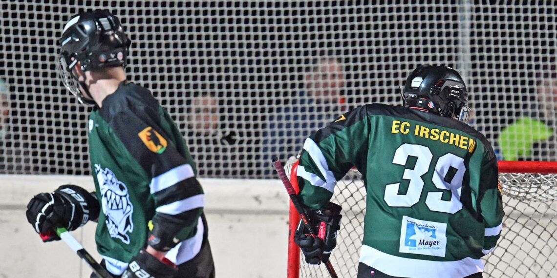 Eishockey, 2024-01-14, Div2 West ; Irschen grün /schwarz - Virgen Weiss blau/orange
im  Bild: Irschen Haßler MArkus  - Virgen Greinhofer Alexander
PhotoCredit: Hermann Sobe