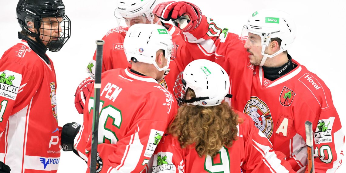 Eishockey, 2024-12-17 ; Ferlach rot/weiss - VSV U20 Blau
im  Bild:  Ferlach Torjubel  
PhotoCredit: Hermann Sobe