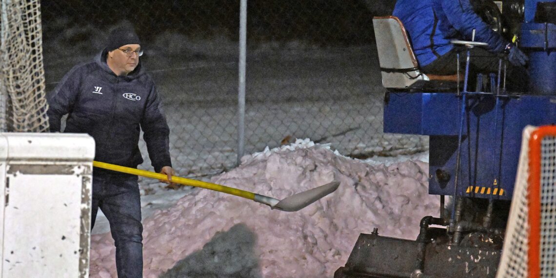 Eishockey, 2025-01-02 ; UL West  Oberdrauburg Weiss/blau - Obergail  gelb-blau/ schwarz
im  Bild:  Oberdrauburg  Obmann  Siegbert Pucher
PhotoCredit: Hermann Sobe