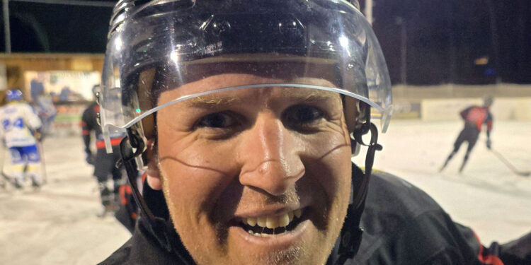 Eishockey, 2025-01-03; Div2 West, Leisach blau/weiss - Schüttdorf schwarz/rot
im Bild: Schüttdorf Obmann Estl Sebastian
PhotoCredit: Hermann Sobe