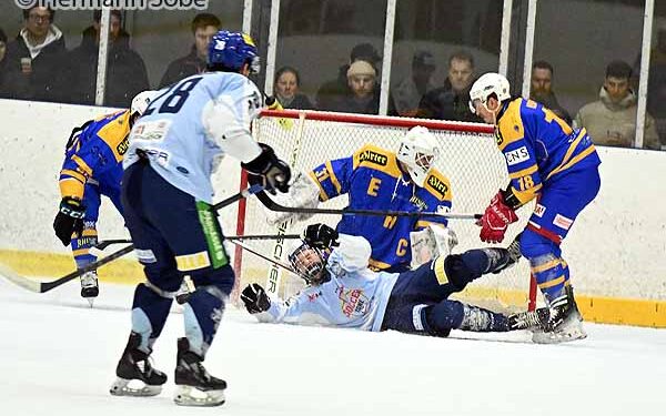 Eishockey, 2025 -03-06 ;Div1 Finale Althofen gelb /blau - Steindorf blau
im  Bild: Althofen Jsopp Max - Steindorf Kreuzer Philipp
PhotoCredit: Hermann Sobe