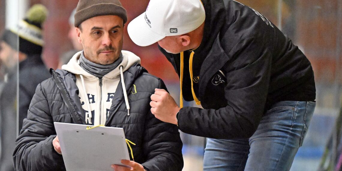 Eishockey, 2024-12-15;UL Mitte Carinthian Team weiss-Schwarz/gelb --- Arnoldstein schwarz/gelb
im Bild: Arnoldstein TR Sascha Reithofer
PhotoCredit: Hermann Sobe