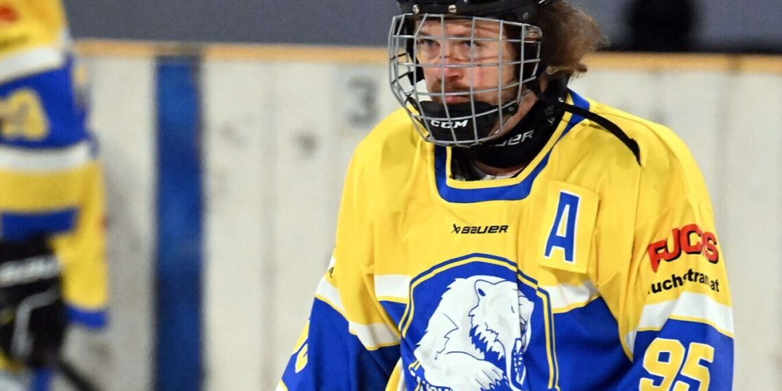 Eishockey, 2025-01-04 ; Div2 Mitte, zauchen gelb/blau - Tarco II schwarz/weiss
im  Bild: Zauchen Krumpl Kevin 
PhotoCredit: Hermann Sobe