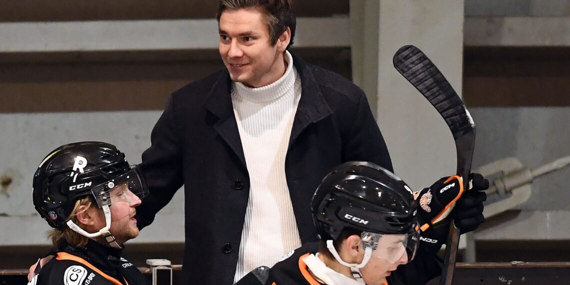 Eishockey, 2025-01-08 ;Div1, velden orang7schwarz - VSV U20  blau/weiss
im  Bild: Velden BAnk Tr Siutz
PhotoCredit: Hermann Sobe