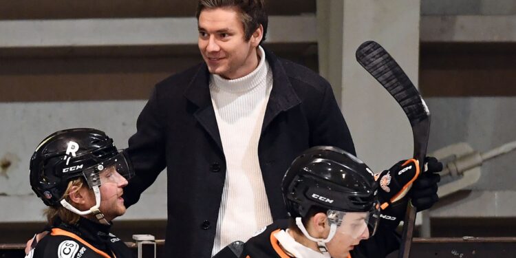 Eishockey, 2025-01-08 ;Div1, velden orang7schwarz - VSV U20  blau/weiss
im  Bild: Velden BAnk Tr Siutz
PhotoCredit: Hermann Sobe