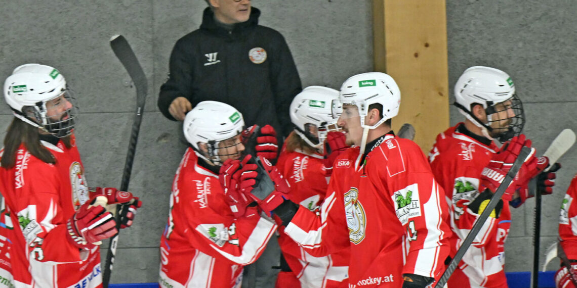 Eishockey, 2024-12-17 ; Ferlach rot/weiss - VSV U20 Blau
im  Bild: Ferlach Torjubel 
PhotoCredit: Hermann Sobe