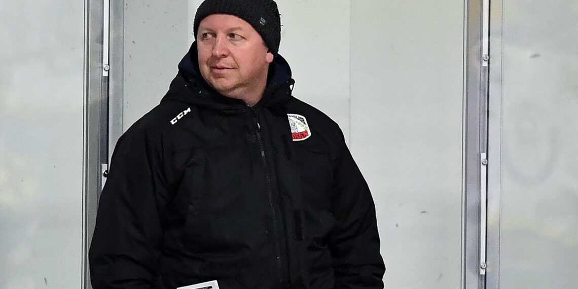 Eishockey, 2025-01-11 ;Div1, Steindorf blau/weiss h Huben weiss/blau-Gelb
im  Bild:  Huben TR Silvio Trojer
PhotoCredit: Hermann Sobe