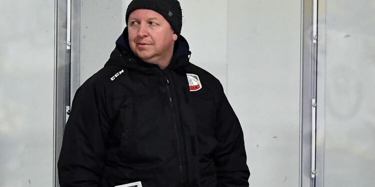 Eishockey, 2025-01-11 ;Div1, Steindorf blau/weiss h Huben weiss/blau-Gelb
im  Bild:  Huben TR Silvio Trojer
PhotoCredit: Hermann Sobe