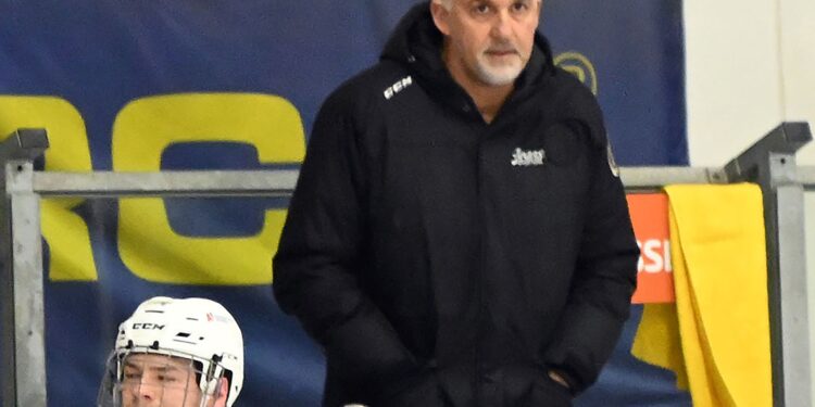 Eishockey, 2025 -03-06 ;Div1 Finale Althofen gelb /blau - Steindorf blau
im  Bild: Althofen TR Gerald Ressmann
PhotoCredit: Hermann Sobe