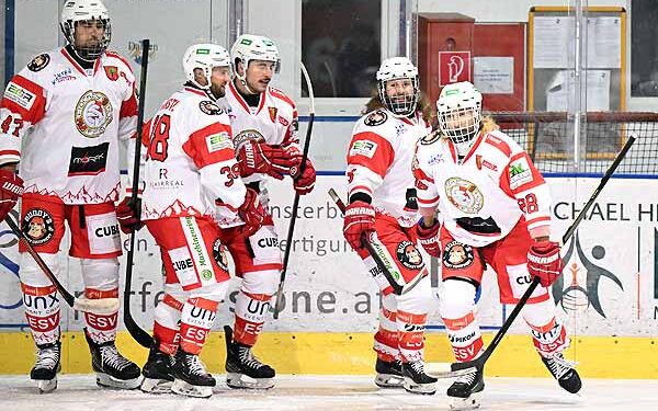 Eishockey, 2025 -11-08 ; Steindorf blau - Ferlach rot/weiss
im  Bild:  Steindorf Kalan Luka - Ferlach Toff Nico
PhotoCredit: Hermann Sobe