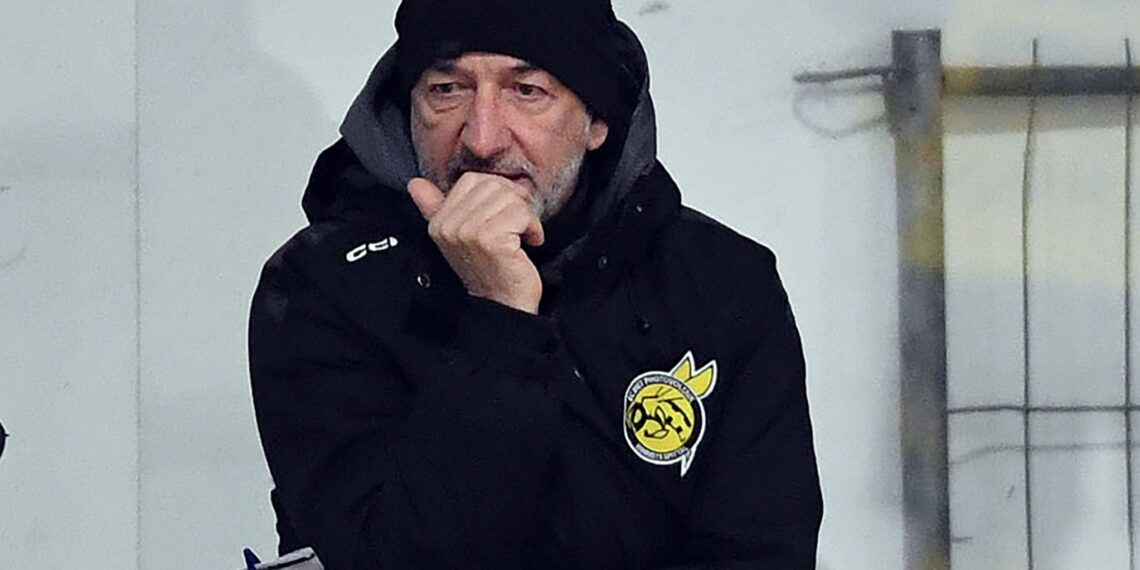 Eishockey, 2025 -01-15, Div 1 , VSV U20 blau - Spittal gelb/schwarz
im  Bild: Spittal TR Hans Winkler 
PhotoCredit: Hermann Sobe