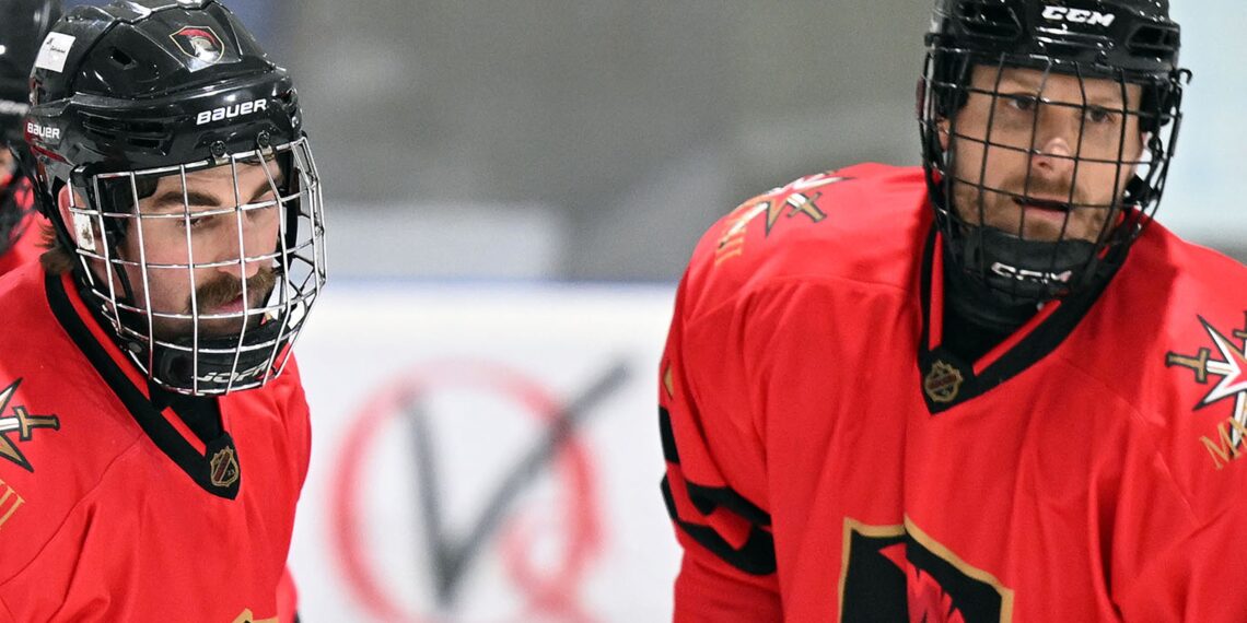 Eishockey, 2025-11-09 ; Div2 Ost, Reifnitz grün/graun - Spartans Althofen  rot/schwarz
im  Bild: Spartans Althofen Schummnig Stefan  Geier Manuel vL
PhotoCredit: Hermann Sobe