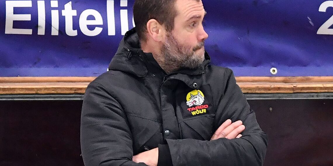 Eishockey, 2024-12-13 ; Div 2 Ost, Tarco weiis/schwarz - Seelöwen blau
im  Bild:  Tarco  TR Kraiger Jens 
PhotoCredit: Hermann Sobe