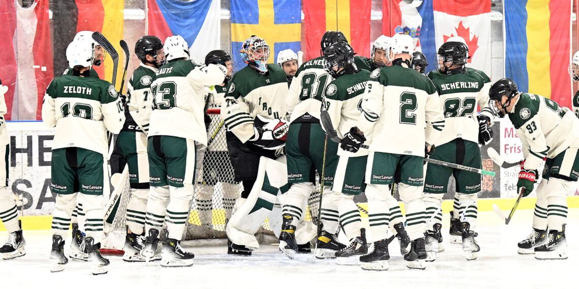 Eishockey, 2025-11-09 ; Div2 Ost, Reifnitz grün/graun - Spartans Althofen  rot/schwarz
im  Bild: Reifnitz Team 
PhotoCredit: Hermann Sobe