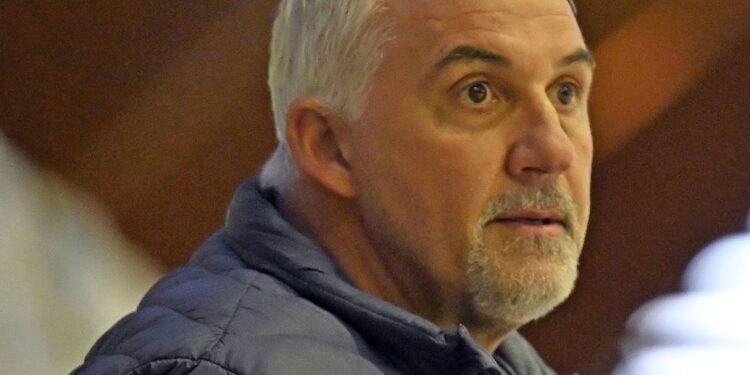 Eishockey, 2025/26-11-15; Div1, Althofen blau/gelb - Ferlach weiss / rot
im  Bild: Althofen TR Ressmann Gerald 
PhotoCredit: Hermann Sobe