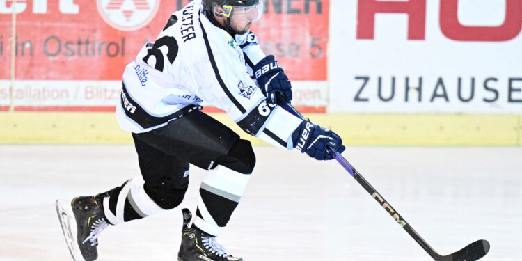 Eishockey, 2025/26 -12-12 ; Div2 West Prägraten weiss/schwarz - Schüttdorf schwarz/rot
im  Bild: Prägraten  Islitzer Bernhard 
PhotoCredit: Hermann Sobe