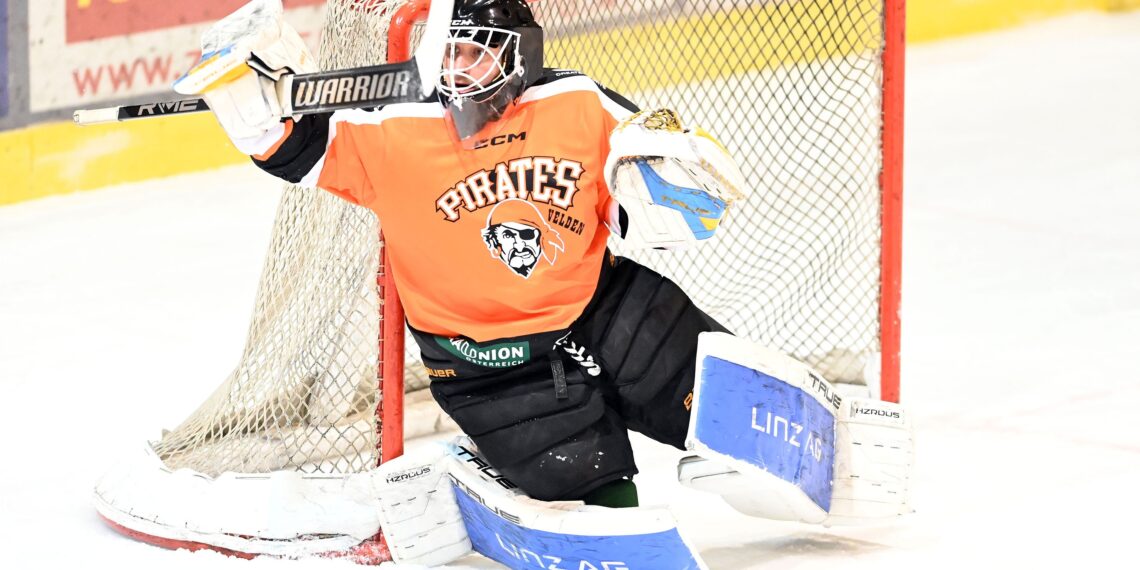 Eishockey, 2025/26 -12-17, Div 1, Velden orange/schwarz - Althofen  gelb/blau
im  Bild: Velden Trelc Tomaz 
PhotoCredit: Hermann Sobe
