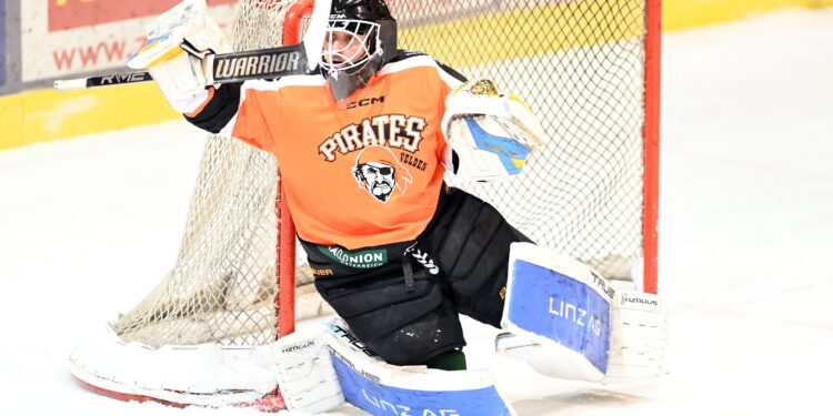 Eishockey, 2025/26 -12-17, Div 1, Velden orange/schwarz - Althofen  gelb/blau
im  Bild: Velden Trelc Tomaz 
PhotoCredit: Hermann Sobe