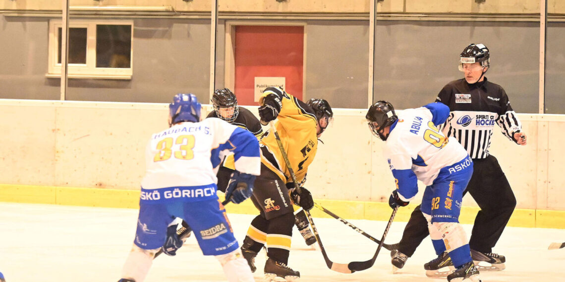Eishockey, 2025/26 -02-03; Div3 , Mitte ,   Göriach weiss/blau - Arnoldstein gelb/schwarz
im  Bild: Göriach Abuja Martin  - Arnoldstein Satz Sebastian 
PhotoCredit: Hermann Sobe