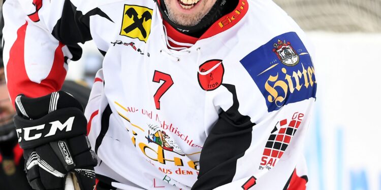 Eishockey, 2025-01-06 ;UL Ost   St Salvator weiss/rot - Spartrans Althofen II schwarz/rot
im  Bild:  ST Salvator Reichhold  Georg 
PhotoCredit: Hermann Sobe