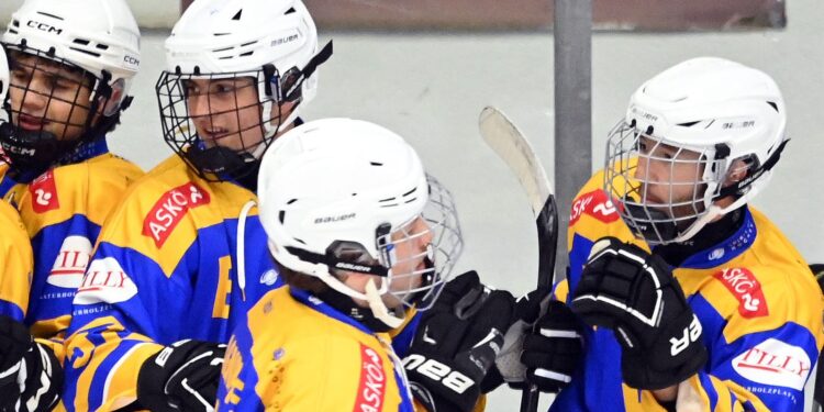 Eishockey, 2025/26 11-30; Div 2 Ost,  Kappl weiss/ balu - Althofen II gelb/blau
im  Bild:  Althofen II  Wagner Emanuel 
PhotoCredit: Hermann Sobe