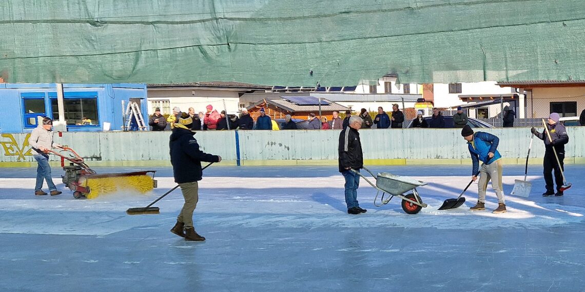 Ohne helfende Hände geht nichts - auf und abseits des Eises
PhotoCredit: Hermann Sobe